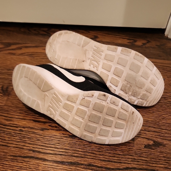 Nike Tanjun Black and White Athletic Shoes - Picture 9 of 9
